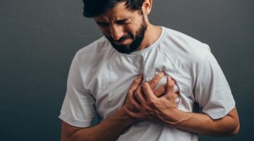 هل غازات البطن تسبب ألم في الثدي