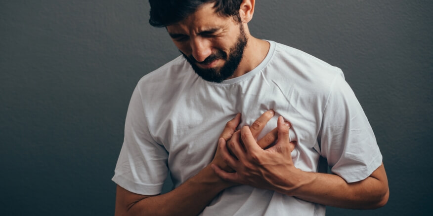 هل غازات البطن تسبب ألم في الثدي