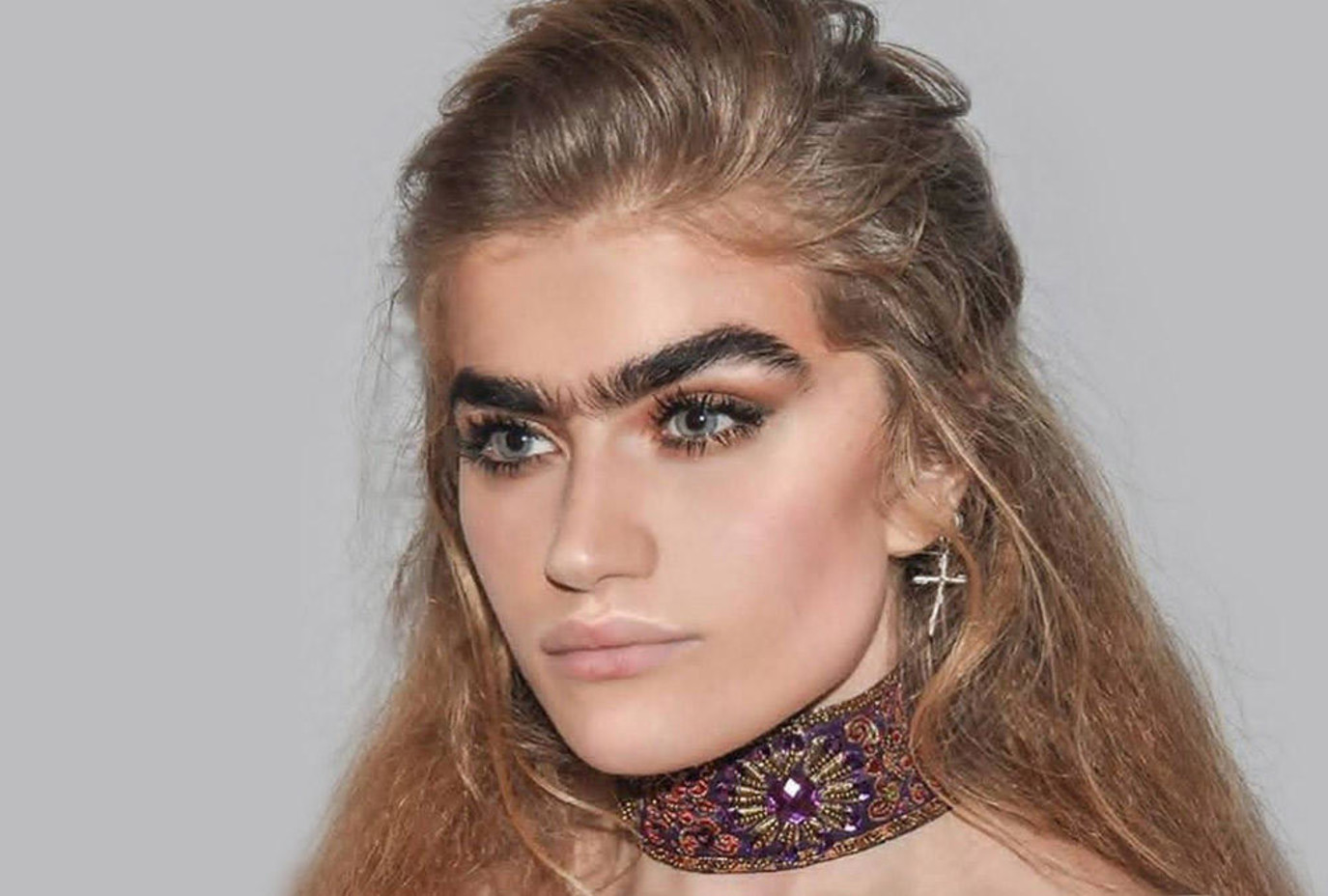 تفسير حلم الحواجب الملتصقة في المنام