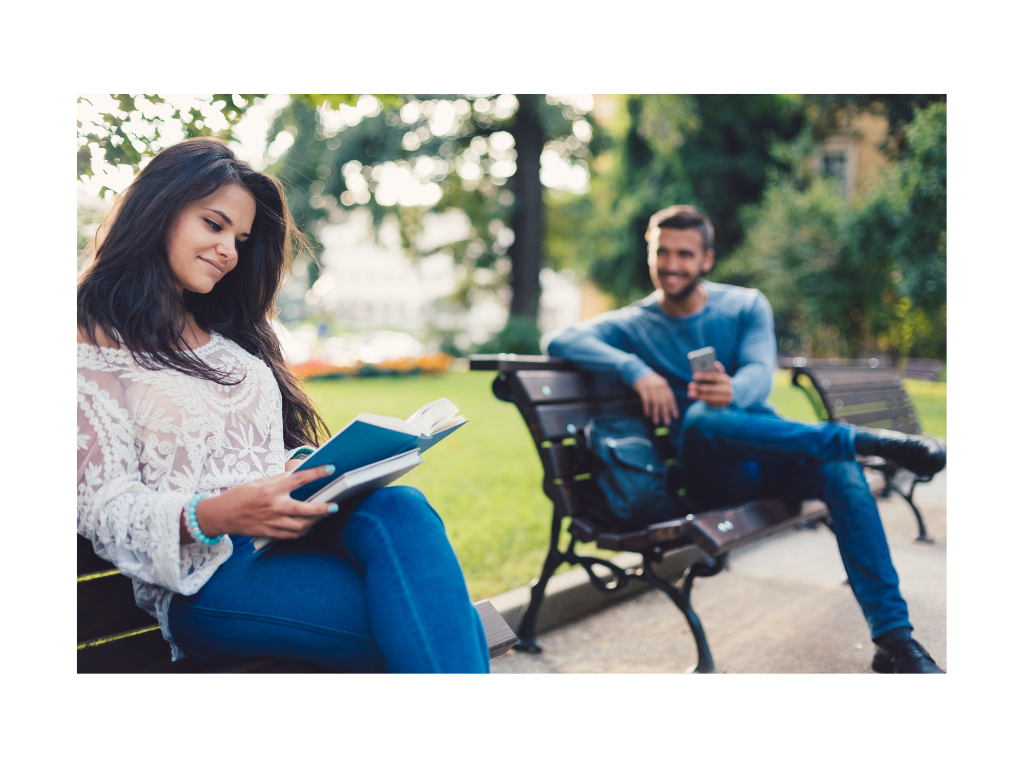 المغازلة بالنظر وحركات الجسد