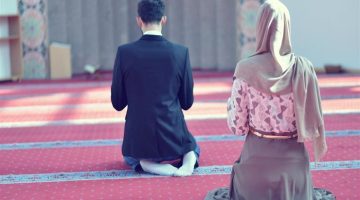 صلاة الرجل مع زوجته: حكمها وطريقتها وفق الشريعة الإسلامية