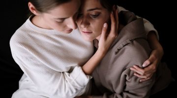 تفسير حلم البكاء على شخص تحبه