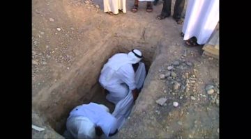 تفسير حلم النوم بجانب الميت في القبر