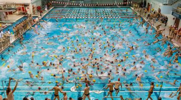 تفسير حلم السباحة في المسبح مع أشخاص