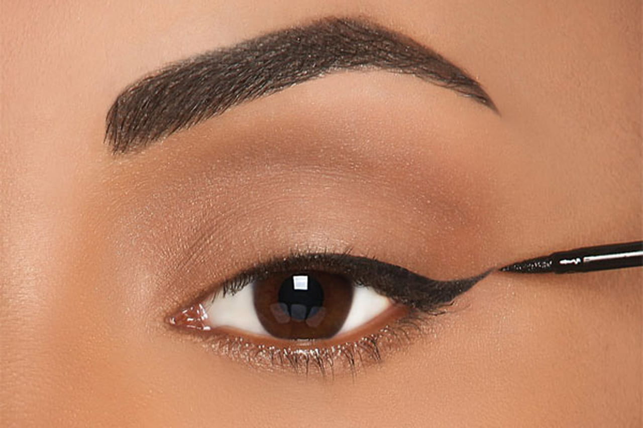 طريقة وضع الآي لاينر حسب شكل العين بالصور