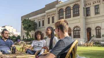 كم رسوم كليات الشرق العربي 2025