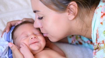 عدد رضعات الطفل في الشهر الثالث من الحليب الصناعي