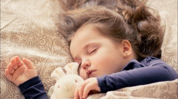 تفسير حلم السلام على شخص ميت بحزن في المنام