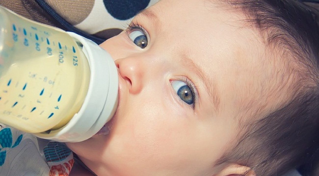 طريقة لجعل الطفل يأخد الببرونة