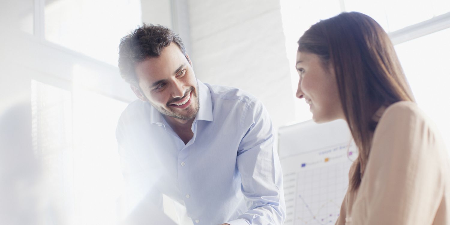 تفسير حلم رؤية شخص اعرفه ينظر إلي في المنام