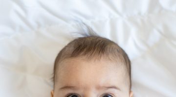 متى يثبت لون شعر الطفل