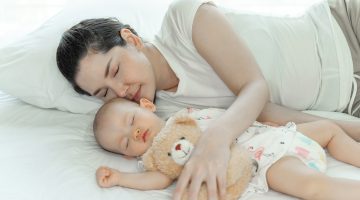 متى يعرف الطفل أمه