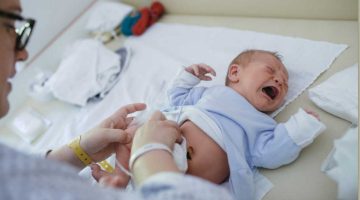 هل يبكي الطفل بعد الختان