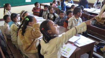 حوار بين شخصين عن الدراسة والتعليم والمعرفة والجهل