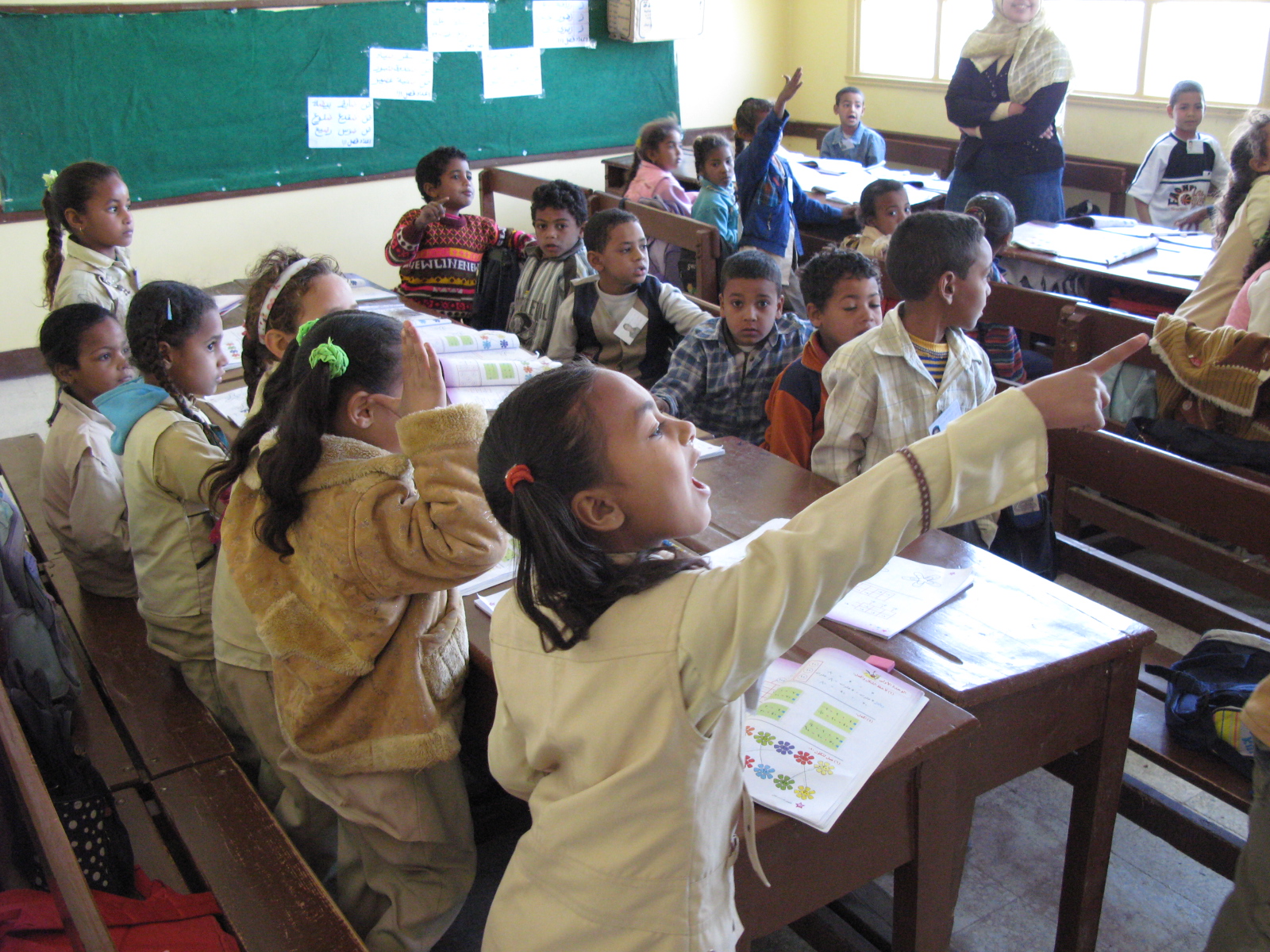 حوار بين شخصين عن الدراسة والتعليم والمعرفة والجهل