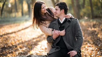 علامات حب الرجل للمرأة بلغة الجسد