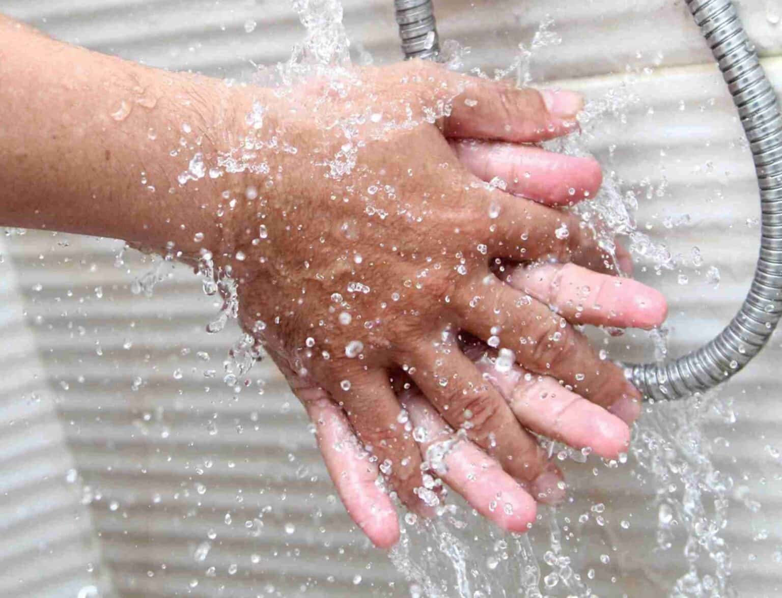 كيف كان يتوضأ الرسول صلى الله عليه وسلم