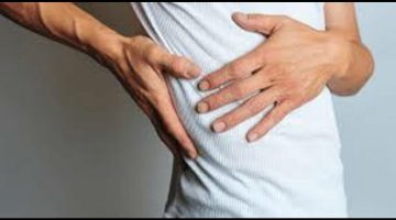 أسباب وأعراض آلام الجانب الأيمن من البطن و3 مشروبات طبيعية لعلاجه