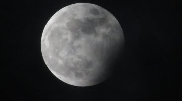 شرح خسوف القمر للأطفال