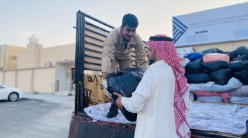 تفسير حلم إعطاء الحي للميت ملابس