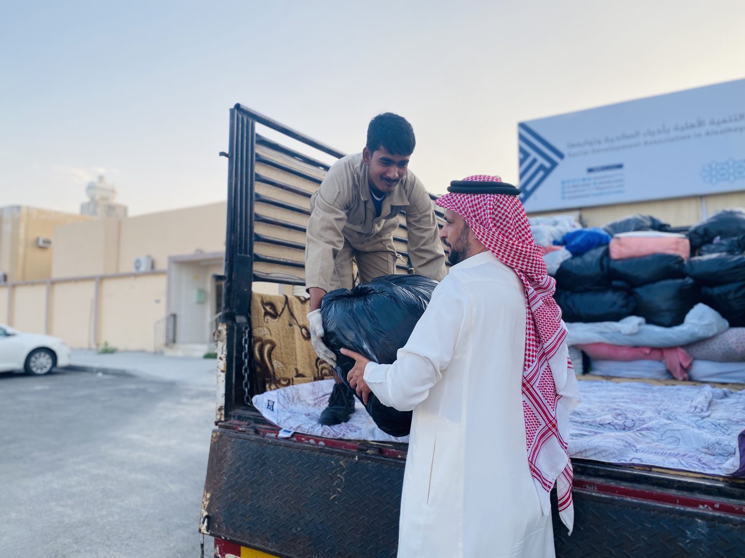 تفسير حلم إعطاء الحي للميت ملابس