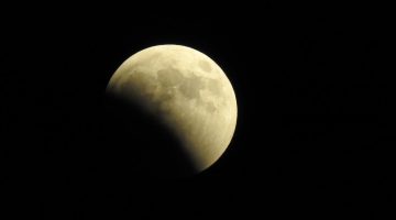 تفسير حلم رؤية القمر كبير وقريب