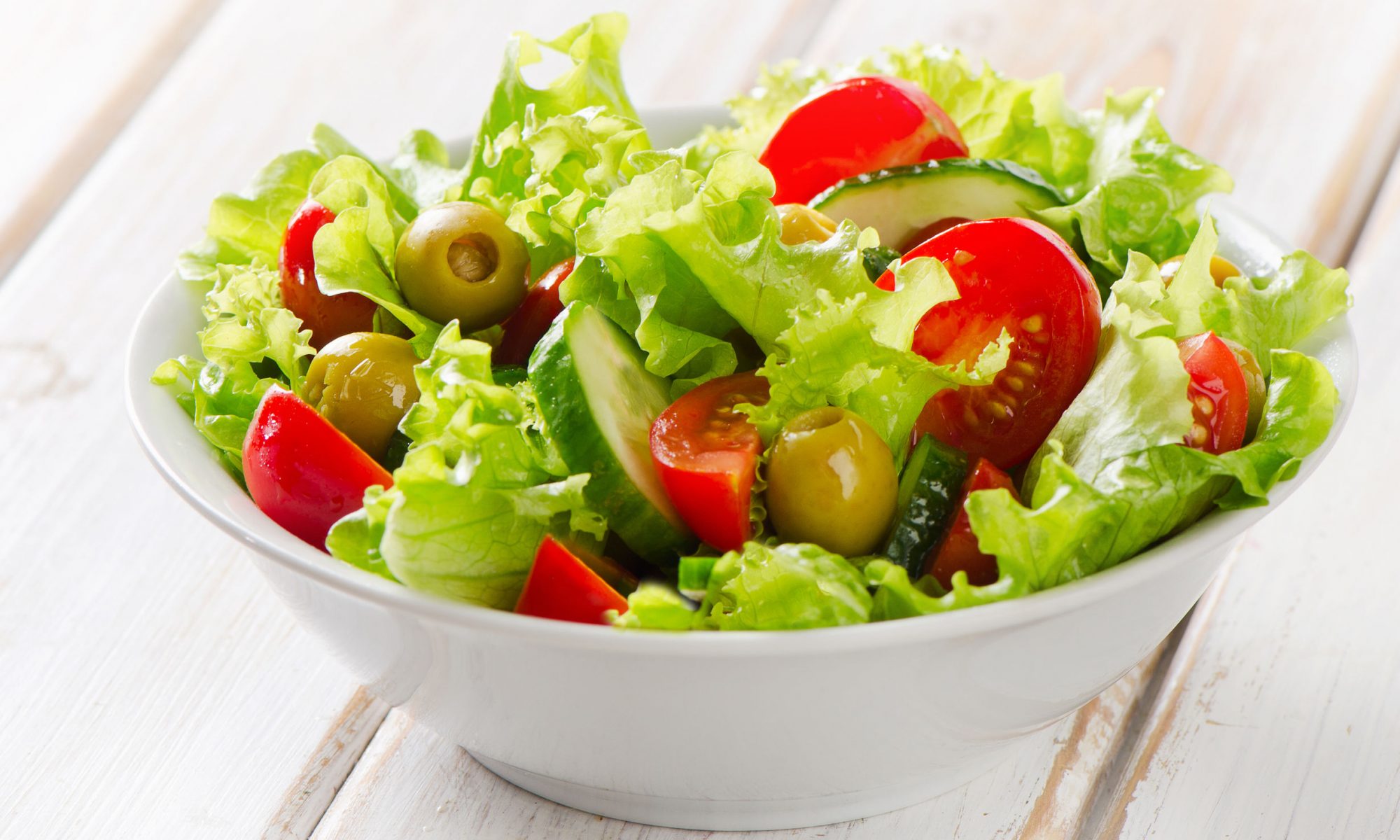 عدد السعرات الحرارية في السلطة الخضراء واليونانية