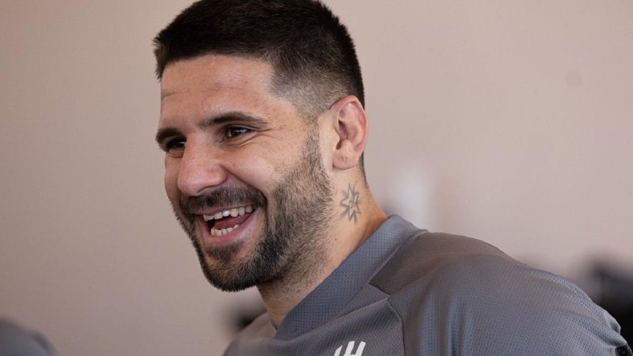 كيف اجعل شخص يحبني بالنظرات