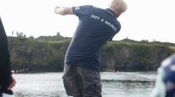 تفسير حلم رمي الحجارة على المنزل