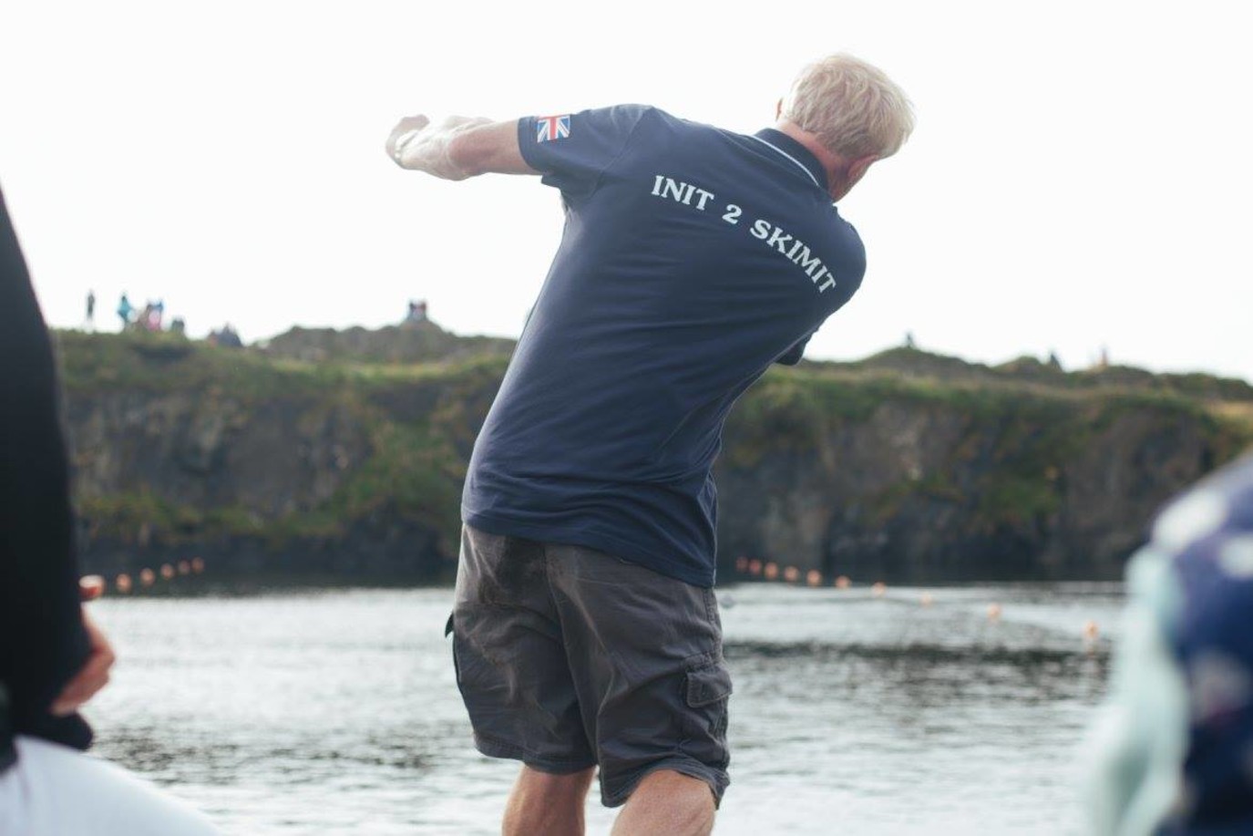 تفسير حلم رمي الحجارة على المنزل