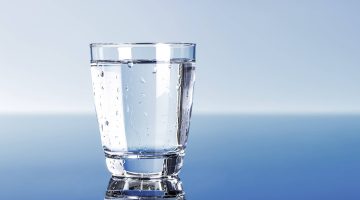 تفسير حلم إعطاء كوب ماء للميت في المنام