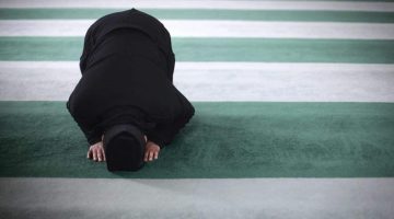 تفسير رؤية شخص يصلي في المنام