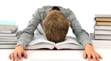 تفسير حلم شخص يساعدني في الامتحان 