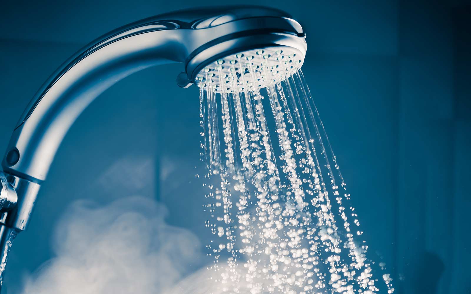 تفسير الاستحمام في المنام امام الناس